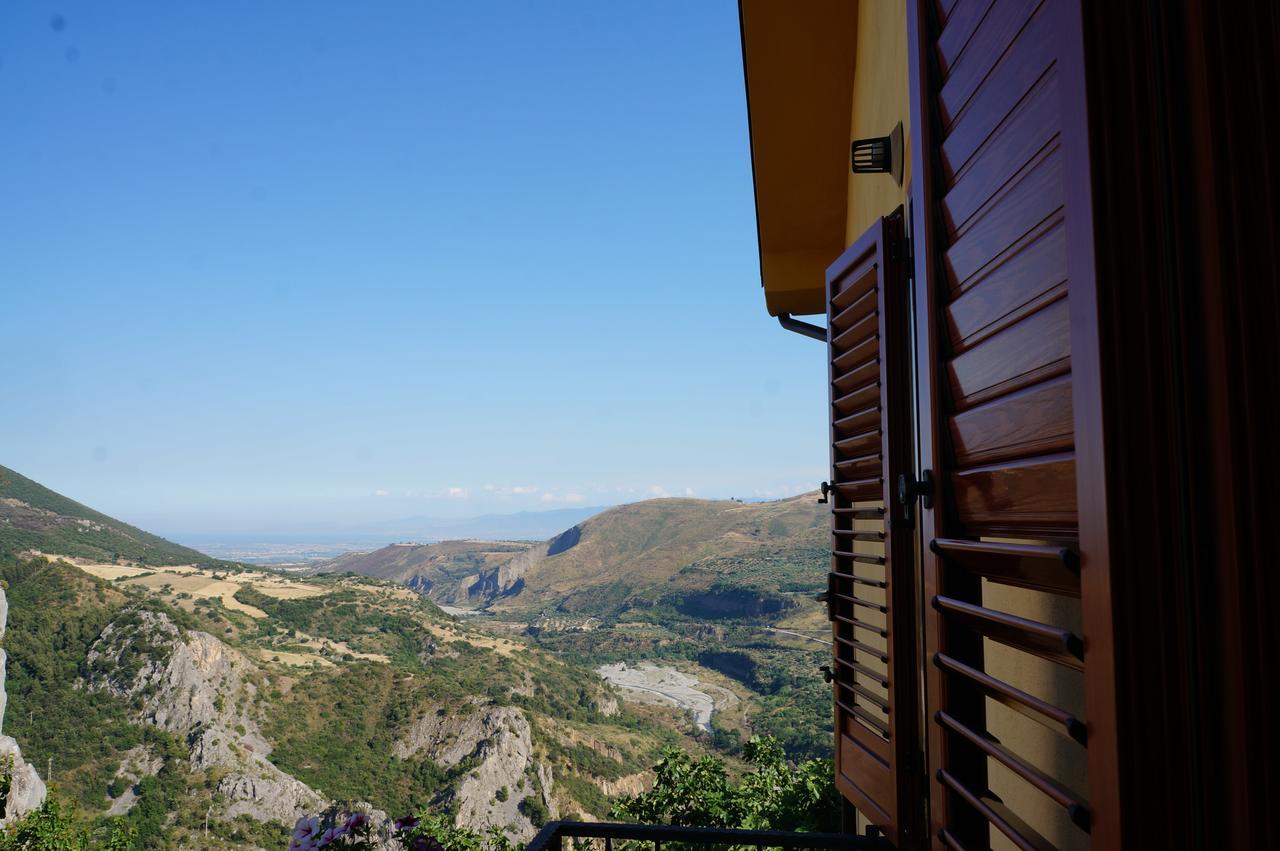 B&B Lo Sparviero Civita Esterno foto